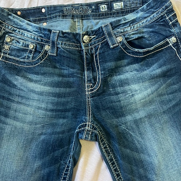 Miss Me: Mid-rise Easy Embroidered Faux Flap Pocket Bermuda Shorts - Picture 8 of 10